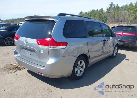 2012 Toyota Sienna Le V6 8 Passenger z USA, uszkodzony, nr VIN 5TDKK3DC7CS247137